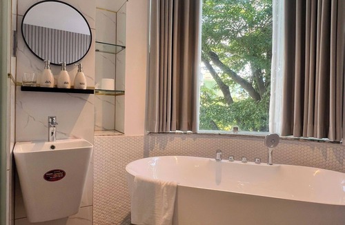 Binh Chanh Hotel | Ánh Trăng Luxury Hotel