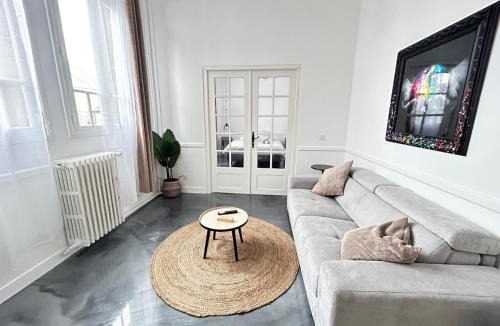 Domfront Apartment | Élégant*Epoxy*Design&Décor