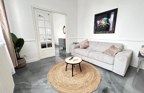 Domfront Apartment | Élégant*Epoxy*Design&Décor