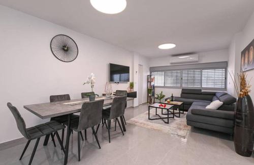 Beit She'an Apartment | פנטהאוז רפאל - פנטהאוז מקסים עם 3 חדרי שינה ומרפסת