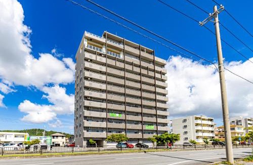Yonabaru Apartment | オーシャンビュー窓から見える景色を思い出に The琉球タワー 10D