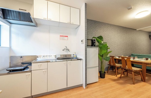 Higashinari House | 外観は古い建物ですが内装はフルリノベーション済みです。TV、無料Wi-Fi、ドライヤー、浴室乾燥機、洗濯機完備。トイレにはウォシュレットも完備しております。