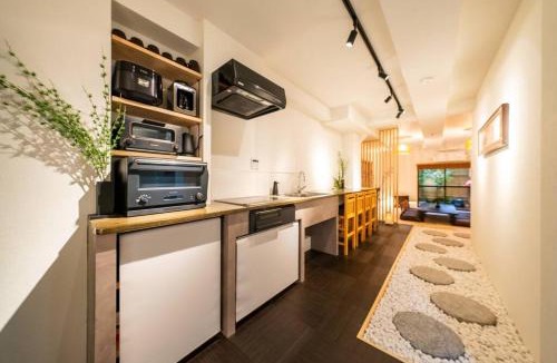 Nishi Villa | 実れい 疲れを癒す日本庭園と大きなリビング 寝室6 ベッド13 トイレ3 お風呂2台