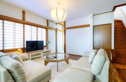 Nikko House | 新装開業 世界遺産と東武日光駅に至近 広いリビング 貸切 家族団体に最適