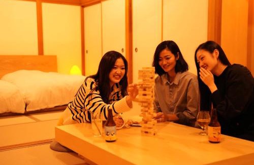 Oarai Apartment | 波と月