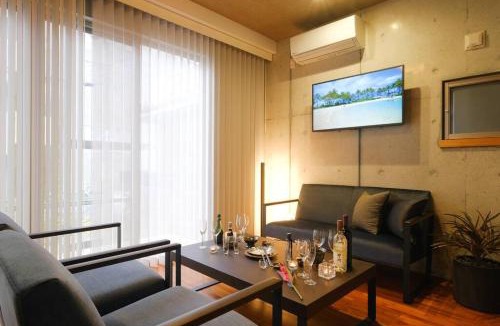Naha City Centre Villa | 琉球モダンスタイルの那覇の閑静な隠れ家 駅まで徒歩圏内の好立地 1階