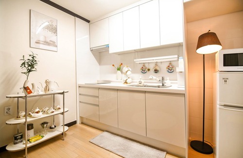 Insadong House | 도보5분거리에청와대,경복궁,지하철역,공항버스역이있습니다. 평지아파트전체를사용합니다.