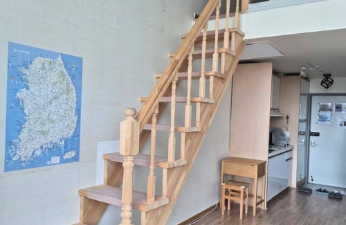 Seogyo-dong Apartment | 인천공항에서 직접 연결 될 수 있고, 비나 눈을 맞지 않고 올 수 있는 숙소. 어디든 갈 수 있는 지하철이나 버스가 1분 거리에 있는 숙소.