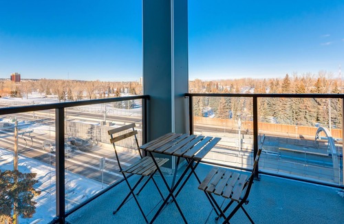 Shaganappi Apartment | $0 Cleaning Fee, King Bed, West Facing