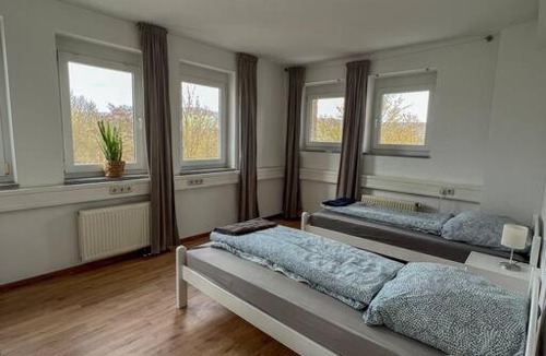 Beutelsbach Apartment | 02 Modernes Apartment mit Balkon, Parkplatz und Smart Tv bis zu 10 Personen