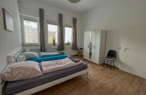 Beutelsbach Apartment | 02 Modernes Apartment mit Balkon, Parkplatz und Smart Tv bis zu 10 Personen