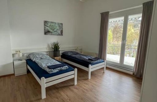 Beutelsbach Apartment | 02 Modernes Apartment mit Balkon, Parkplatz und Smart Tv bis zu 10 Personen
