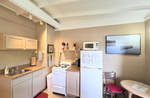 Mid America House | #02 - Unique Lakeside Studio Cottage- Pet Friendly