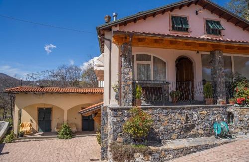 Varese Ligure Apartment | 027- Agriturismo Il Boschetto - Camera Matrimoniale PISCINA Pace e Natura