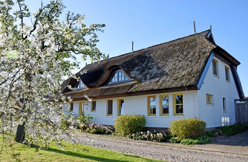 Lancken-Granitz Cottage | 03 Holiday apartment with garden terrace - Holiday apartments in the fishing village and under the