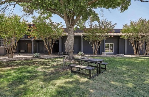 St. Johns Apartment | [04] ATX Studio: 1 Queen, Dog Park, Laundry Access
