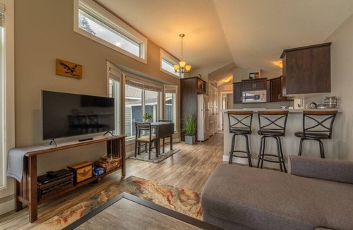 Regional District of Mount Waddington Apartment | 04 - Eagle`s Nest Cottage By The Sea at Alder Bay