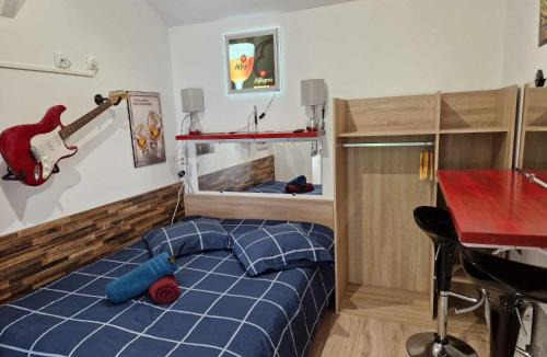 Razac-sur-l'Isle Apartment | 07 - Joli studio avec clim tout équipé avec un lit double, vue sur jardin, parking privatif gratuit, grand fourgon possible, tout le linge de maison est fourni