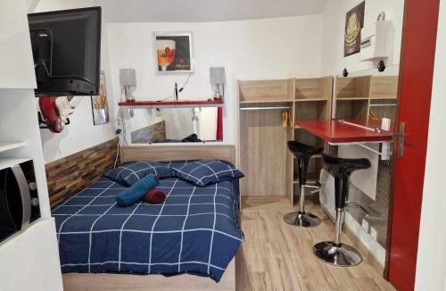 Razac-sur-l'Isle Apartment | 07 - Joli studio avec clim tout équipé avec un lit double, vue sur jardin, parking privatif gratuit, grand fourgon possible, tout le linge de maison est fourni
