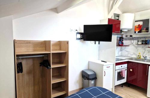 Razac-sur-l'Isle Apartment | 08 - Joli studio avec clim et tout équipé pour 2 personnes, lit double, parking privatif gratuit, grand fourgon possible, tout le linge de maison est fourni