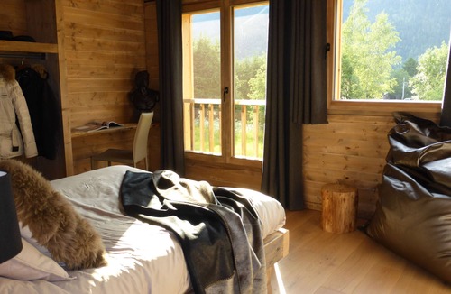 Chamonix City Centre Ski Chalet | 1/2 Chalet close to the center, quiet, private parking, 4 bedrooms 2 bathrooms