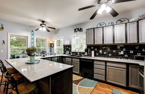 Valona House | 1/2 Mi to Sapelo River: Family Home w/Large Yard