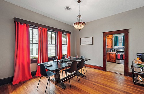 Eustis House | 1/2 mile to Downtown Eustis~2 FirePits~Air Hockey~Cozy Screen Porch~Historic