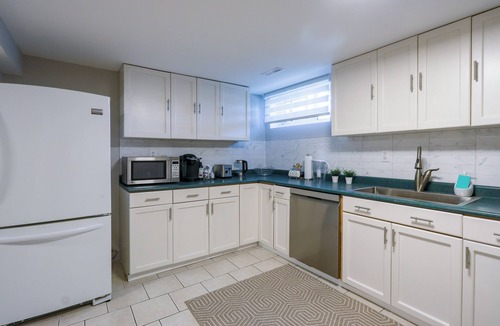 Mississauga House | 1,200sq.ft comfy & clean home with luxury bedding.Sleep as a king!