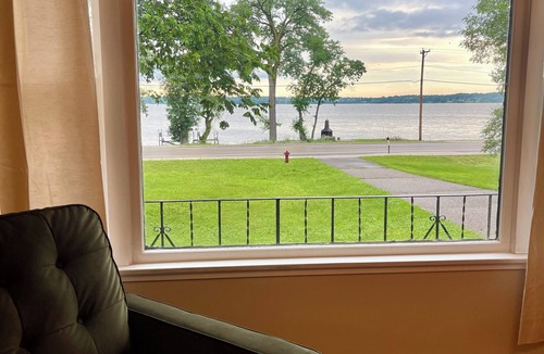 Buffalo House | 1 acre lake front 4 bedroom home on Buffalo Lake close to Downtown shops.