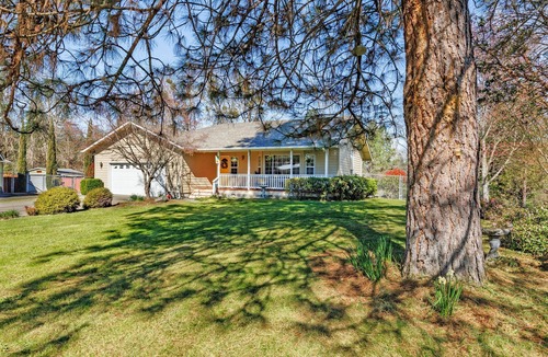 Grants Pass House | 1 Acre with a seasonal creek. 3 min to I5 freeway. 8 Minutes to the Rogue River