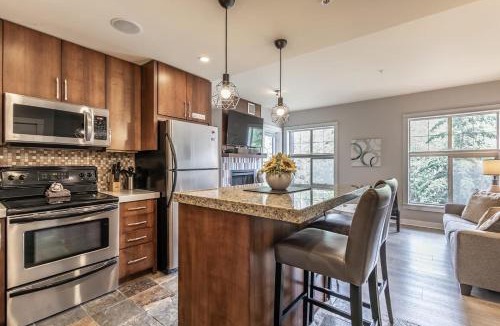 Canmore Apartment | 1 Bd corner unit stunning views wrap around deck