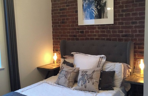 Shadwell Apartment | 1 BD Split Level Old Pub Conversion Tower Bridge