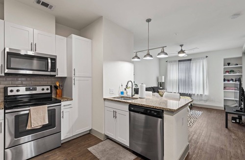 Addison Apartment | 1 Bed /1 Bath Apartment with King Bed; Full Unit