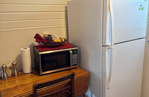 Beaverdale Apartment | 1 bed, 1 bath Central DM by VA Hospital North of Drake University No Stairs.