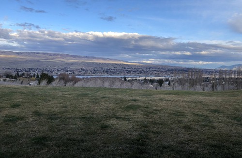 Wenatchee House | 1 Bed, 1 Bath, Private Kitchen, Private Laundry Apartment (Views)