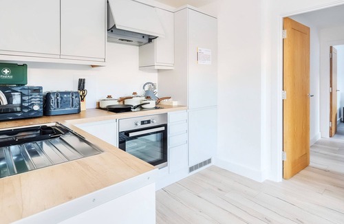 Basingstoke Apartment | 1 Bed 1 Bath Town Center Apartment, FREE Parking