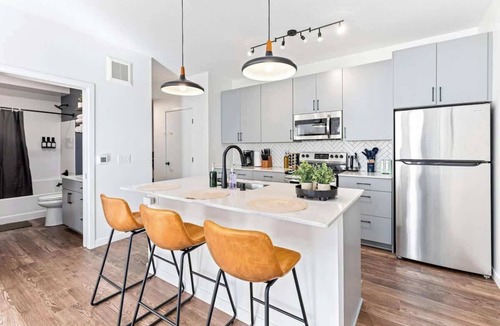 Uptown Apartment | 1 Bed Apt + Rooftop | Lake of Isles