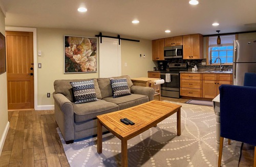 North Beach/Blue Ridge Apartment | ✔️1 bed/bath unit with washer/dryer, & private entrance in a quiet neighborhood.