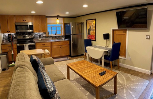 North Beach/Blue Ridge Apartment | ✔️1 bed/bath unit with washer/dryer, & private entrance in a quiet neighborhood.
