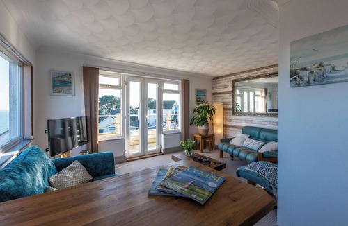 Looe Apartment | 1 Bed Flat - Sleeps 2 - Pets - Balcony - Parking