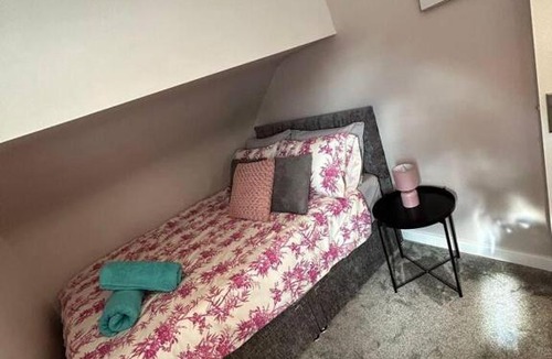 Little Hayfield House | 1-Bed House Sleeps 4 Free Parking