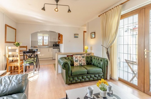 Bishopston House | 1 Bed in Bishopston (oc-hh654)