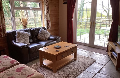 Westbrook Court Cottage | 1 Bed Lodge-Sleeps 4-Pet Friendly-Free Parking