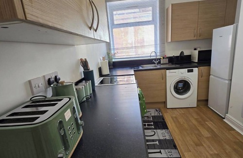 Wolverhampton Apartment | 1 Bed - Sleeps 4 - City Centre