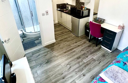 Coventry City Centre Apartment | 1-Bed Studio Flat with Free City Centre Parking CV1