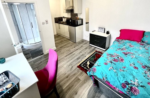 Coventry City Centre Apartment | 1-Bed Studio Flat with Free City Centre Parking CV1
