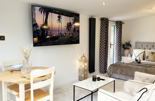 Newcastle-upon-Tyne Apartment | 1-Bed Studio with Parking Ideal for Couples