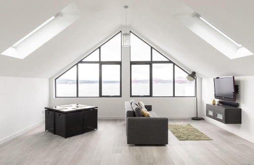 St. Davids Apartment | 1 Bed Studio - Sleeps 4 - Parking - Wifi