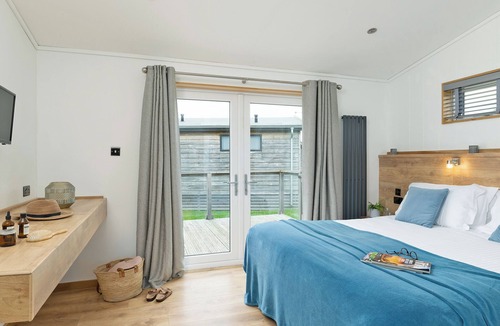 Greenham Ski Chalet | 1 bedroom accommodation in Newbury