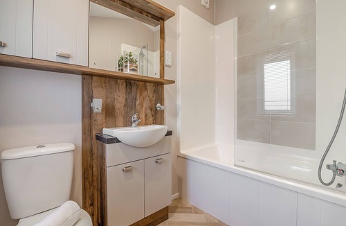 Arnold Ski Chalet | 1 bedroom accommodation in Skirlaugh, Nr Hull